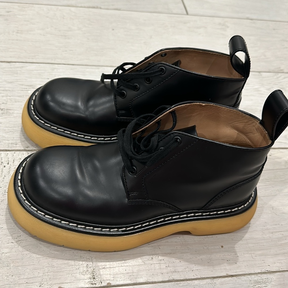 Bottega Veneta
The Bounce Lug-Sole Leather Boot (Pre-owned) Mens 40.5 as shown.